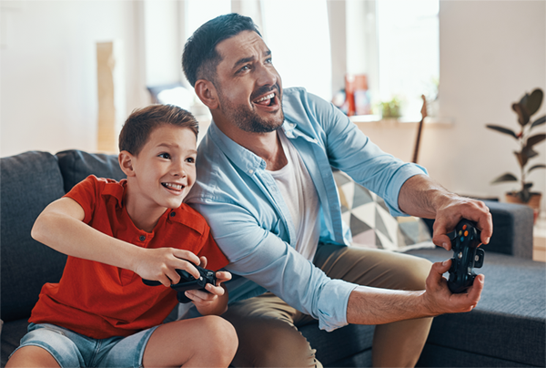 łącze gamingowe - ojciec i syn grają